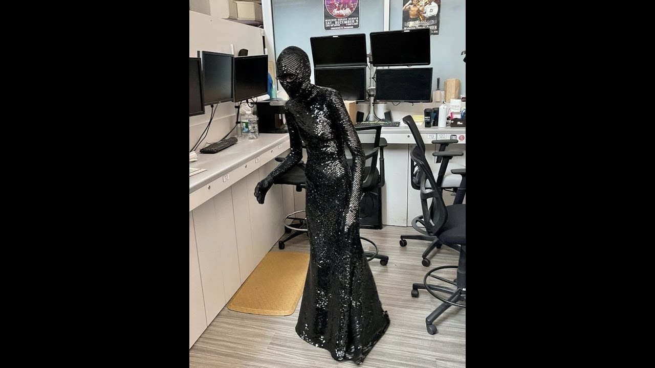 The fashion for latex clothing for adults has reached maturity – supermarkets, offices, streets.