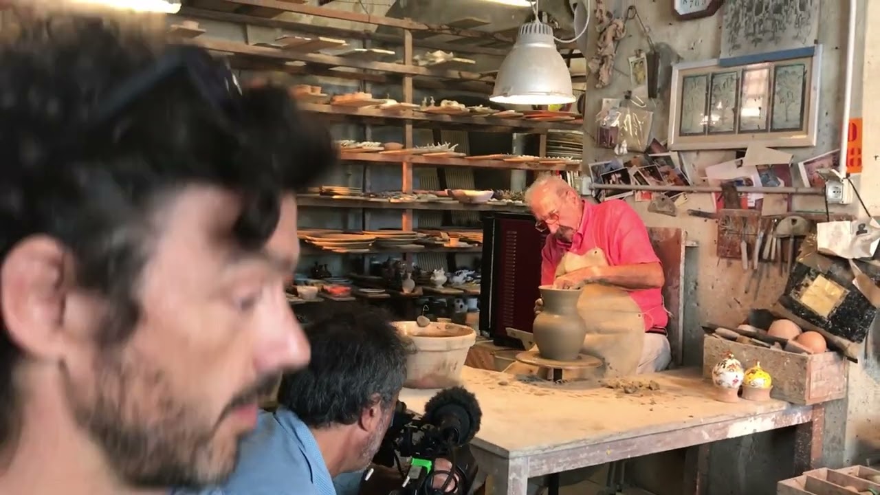 Il Maestro Giovanni Poggi, Patron delle Ceramiche San Giorgio, al tornio per GEO.