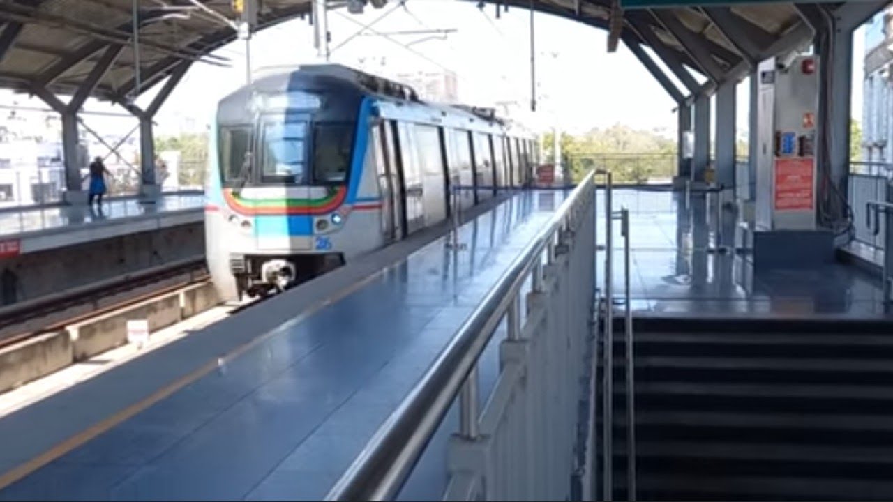metro s Pura Hyderabad dikhta hai .......
