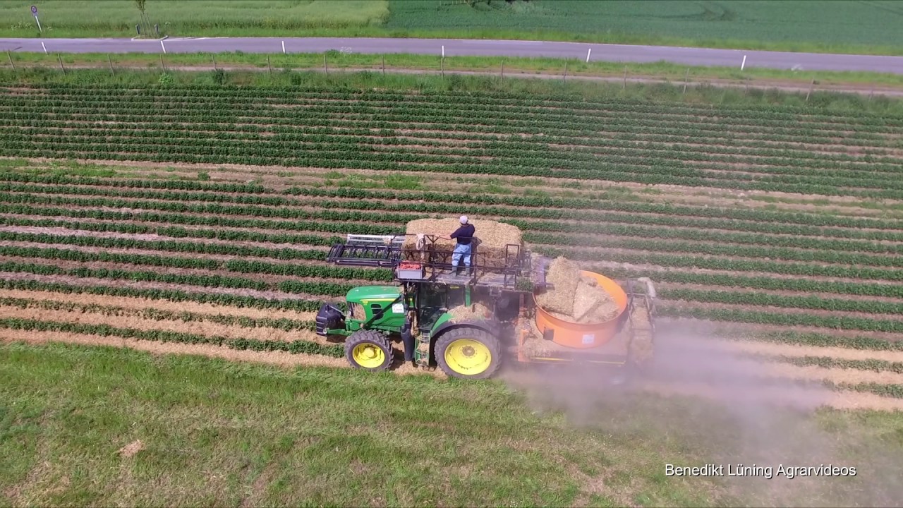 (DJI)Erdbeeren einstreuen 2017/John Deere / Benedikt Lüning Agrarvideos