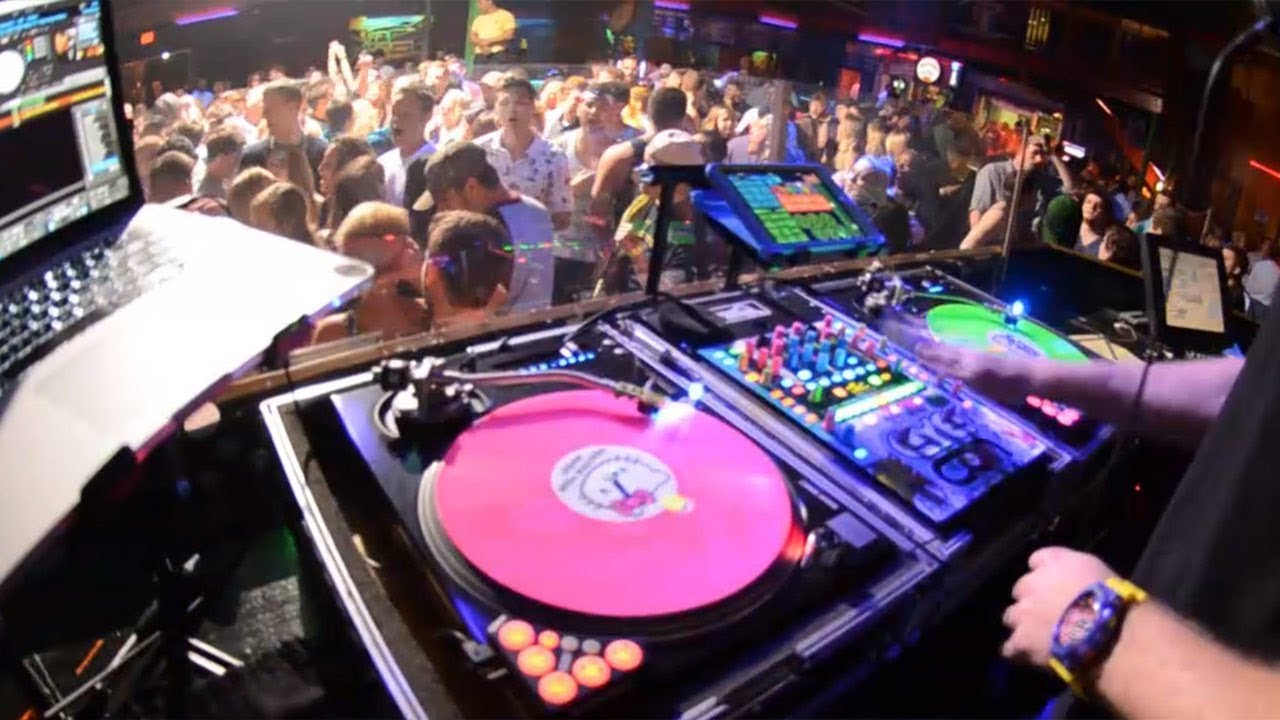 Malibu's Surf Bar - Nightlife