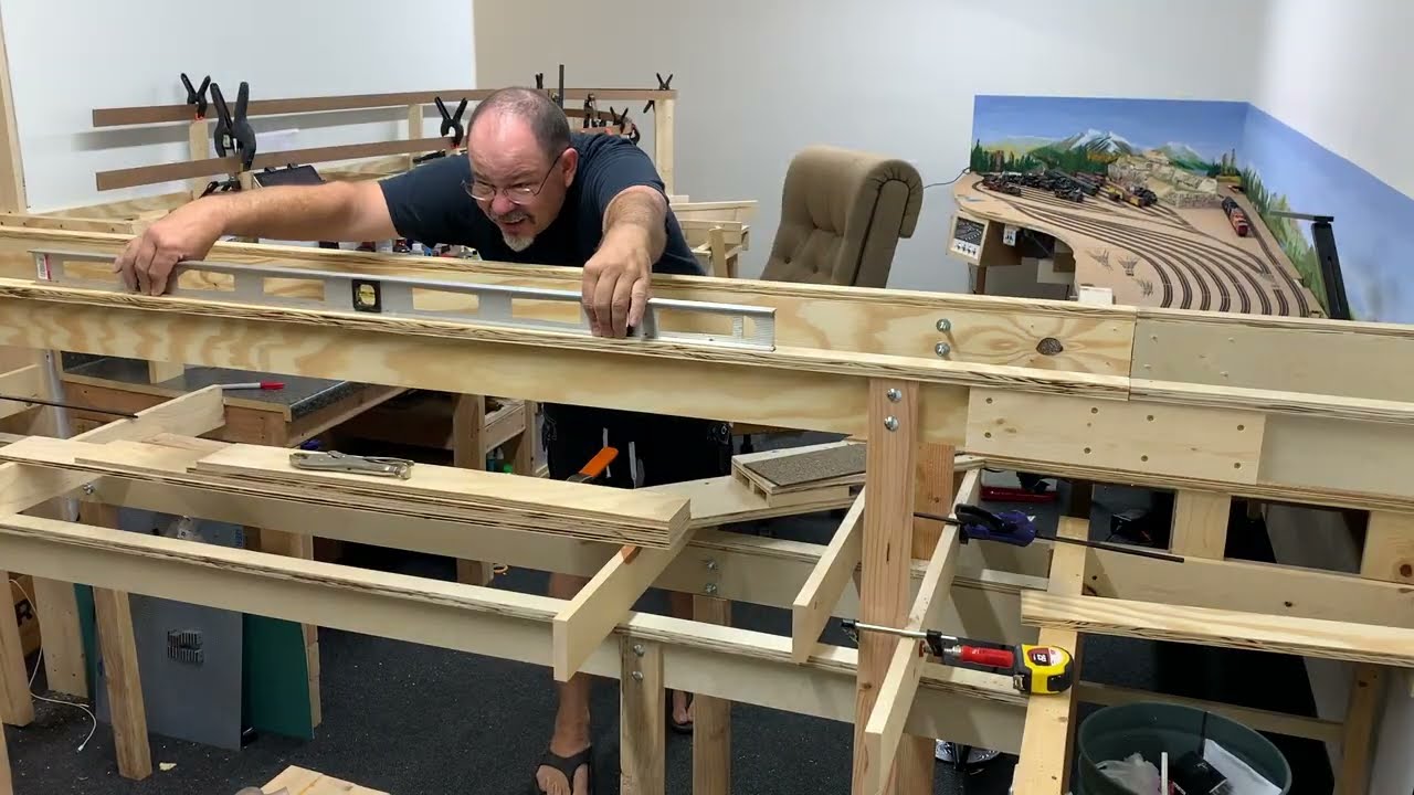 Model Railroad Update 65 (Benchwork 12) Another Staging Yard?