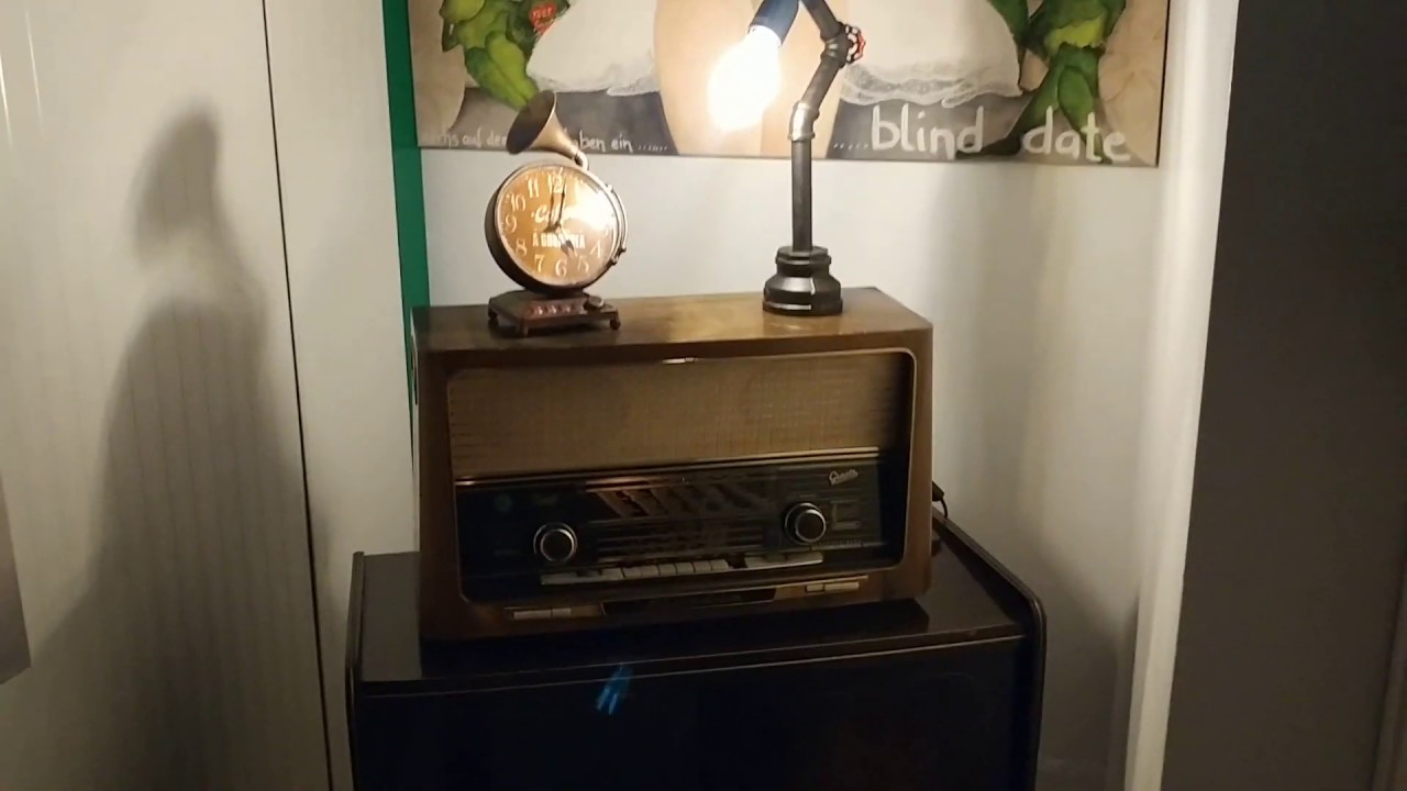 Weird: Retro/Vintage GRAETZ Melodia-radio playing modern tune! (this girl)[Germany](antique!)#shorts