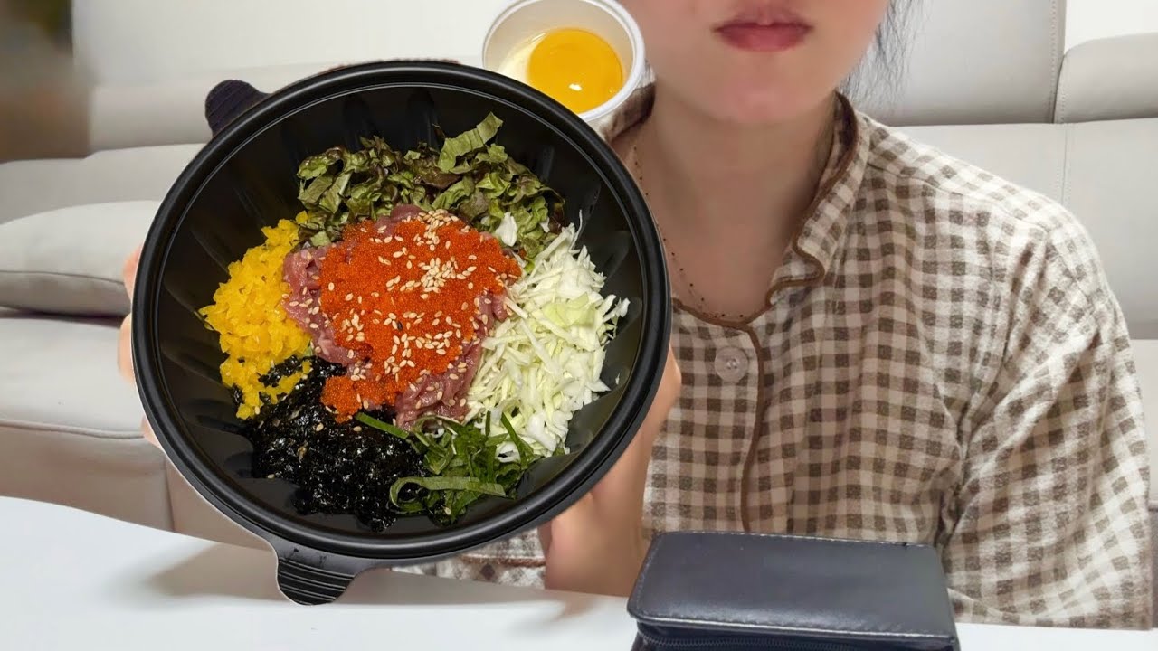 육회비빔밥 (고기 , 날치알 추가)