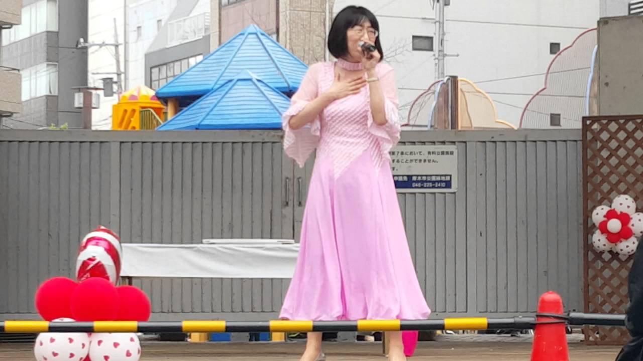 ボヘミアンを唄う阿佐ヶ谷姉妹(姉)