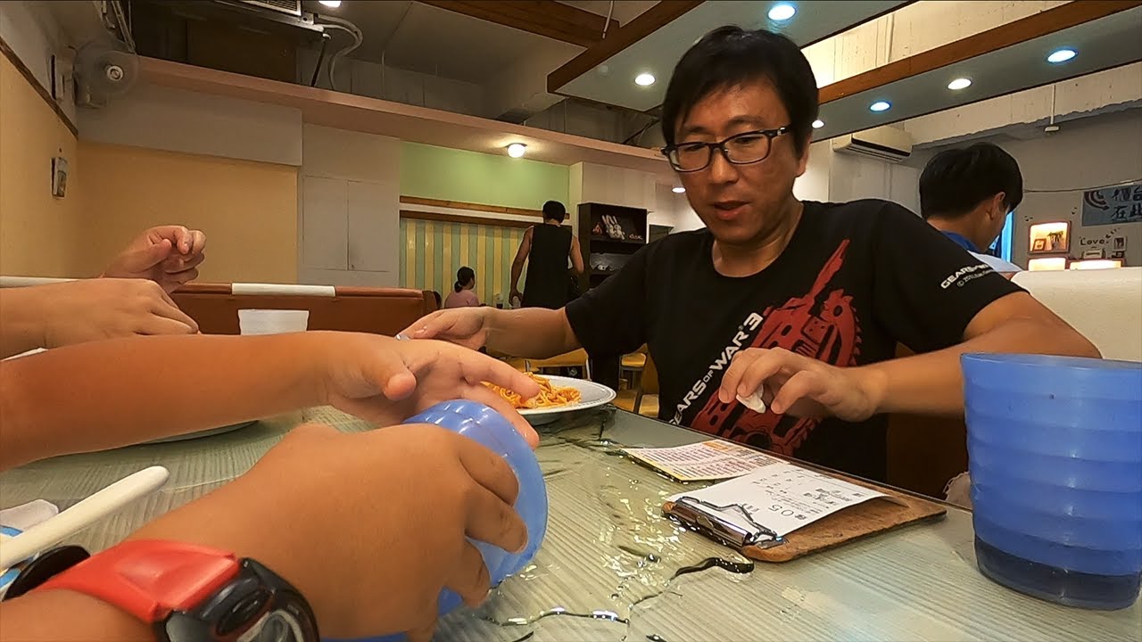 晚餐吃義大利麵..不小心打翻飲料