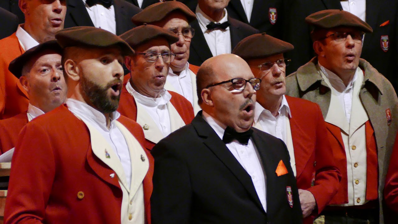 Minuit Chrétien,  Les Chanteurs Pyrénéens De Tarbes et Les chanteurs montagnards de Lourdes.