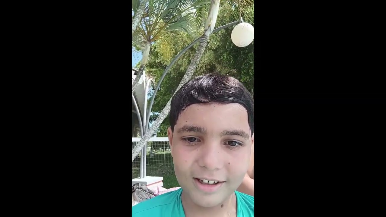 Matheus foi no parque aquático dar alguns mergulhos