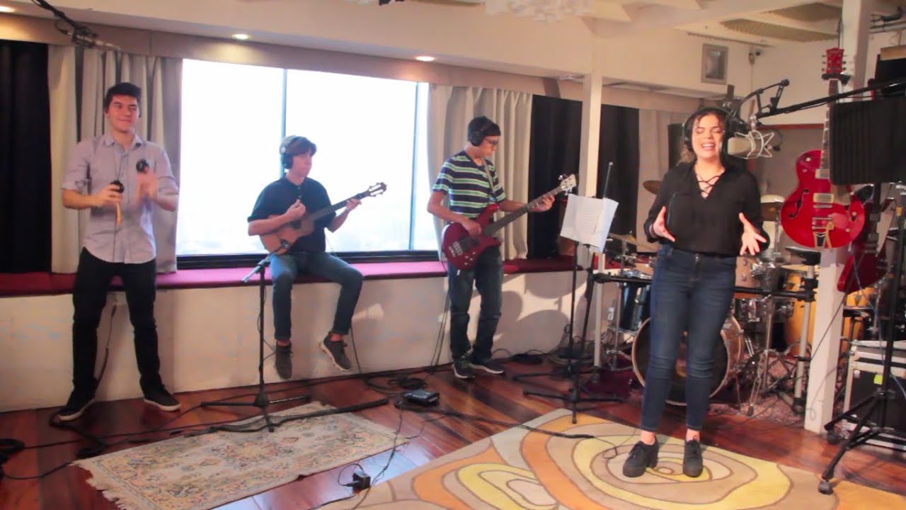 Ojos Color de los Pozos - Valentina García