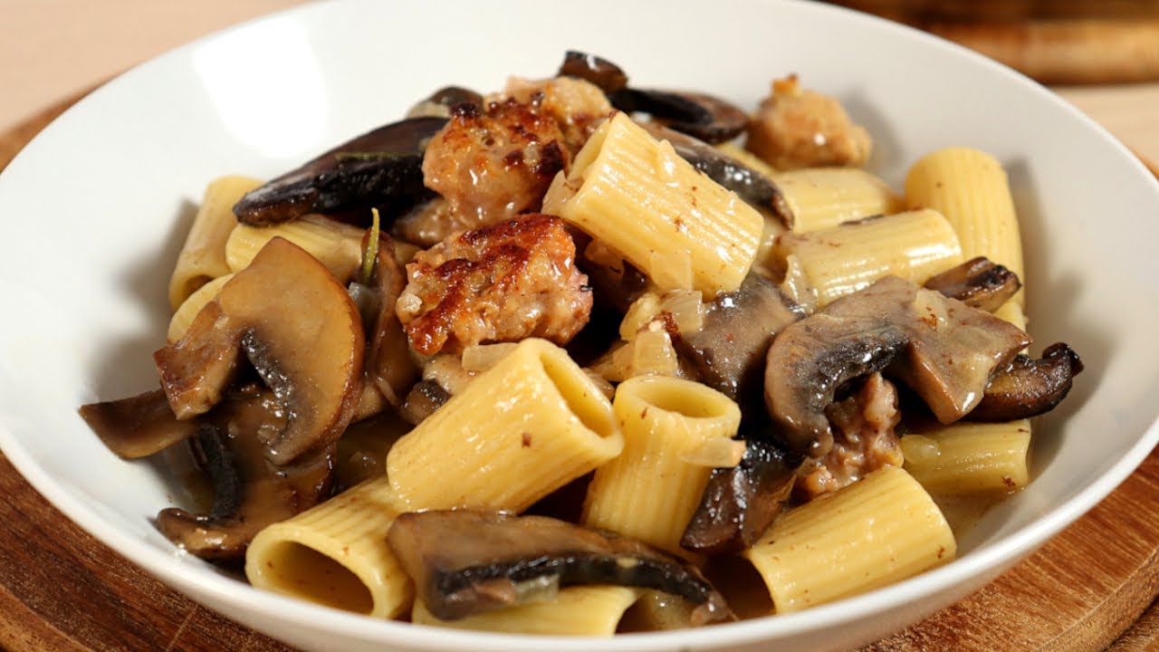 Pochi ingredienti per una pasta deliziosa! Pasta con funghi e salsiccia