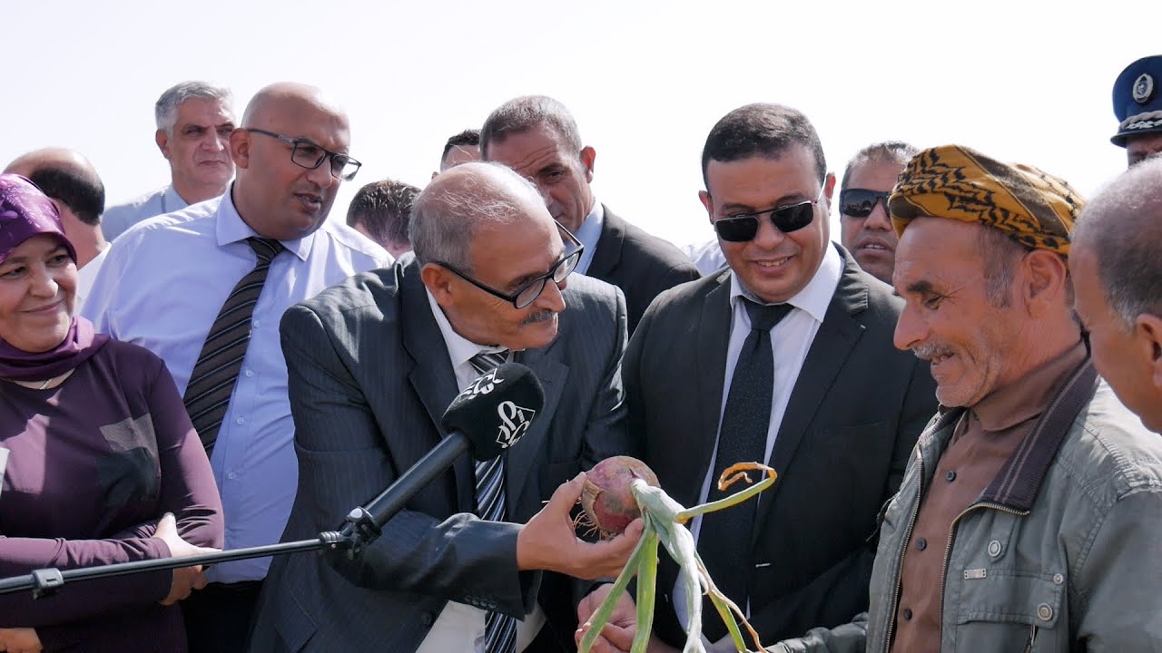 والي ولاية تيارت في حديث مع احد الفلاحين الذين يستثمرون في زراعة البصل ببلدية الشحيمة