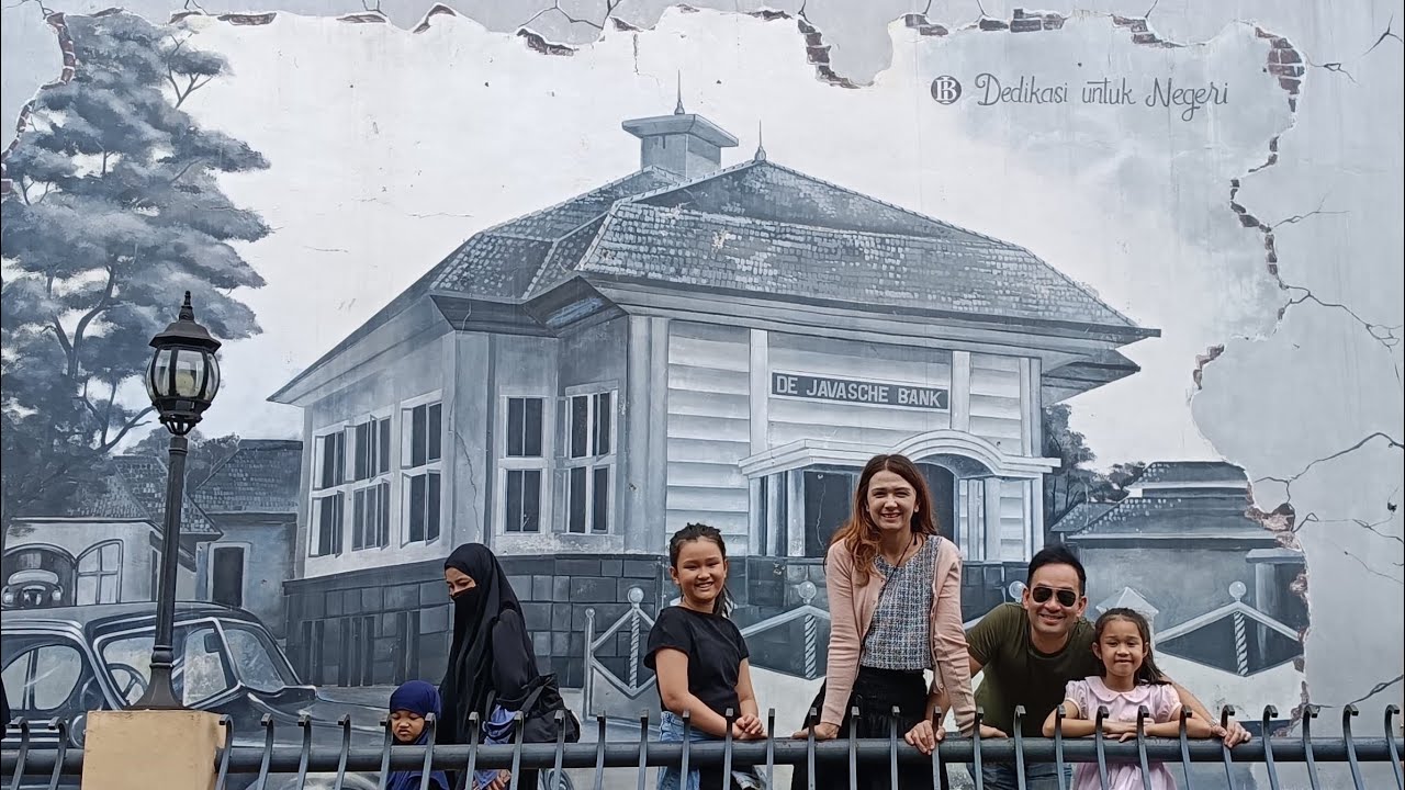 Exploring Kota Malang Indonesia - Oen Ice Cream, Kajoetangan Village and Karaoke with Buddy Dec 25