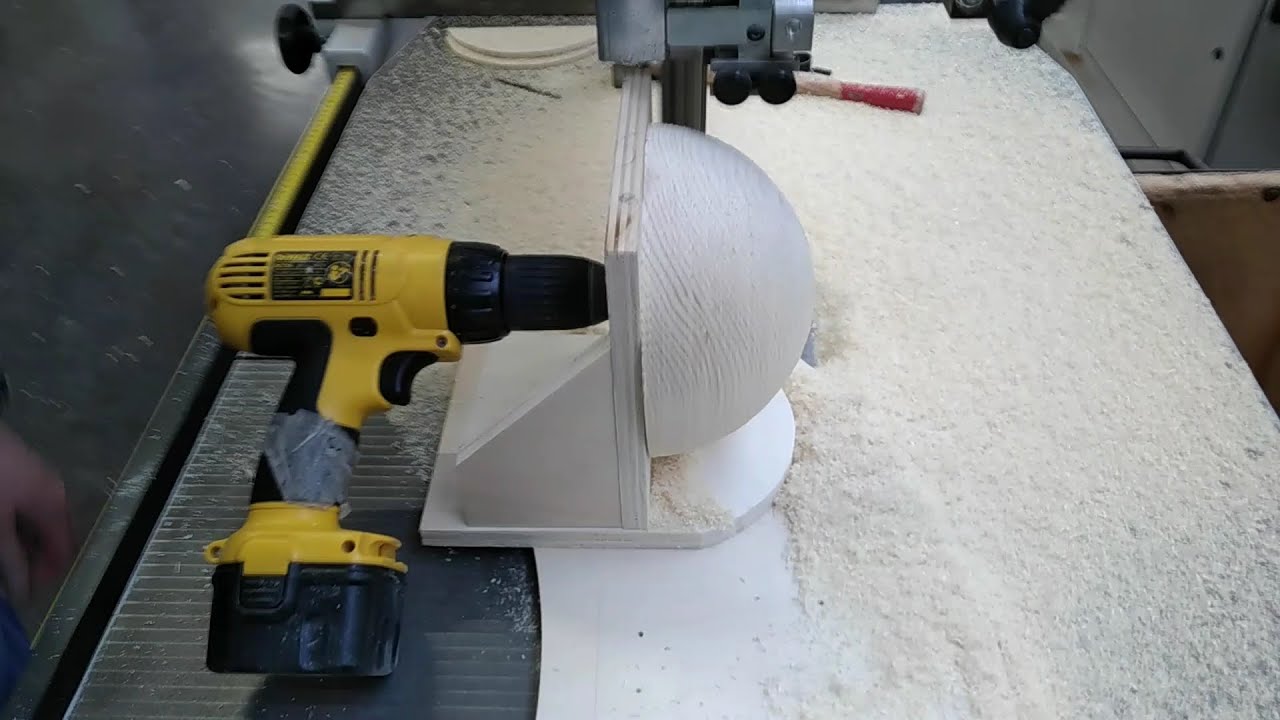 Réalisation d'une demie sphère à la Scie à ruban avec un montage et une visseuse.