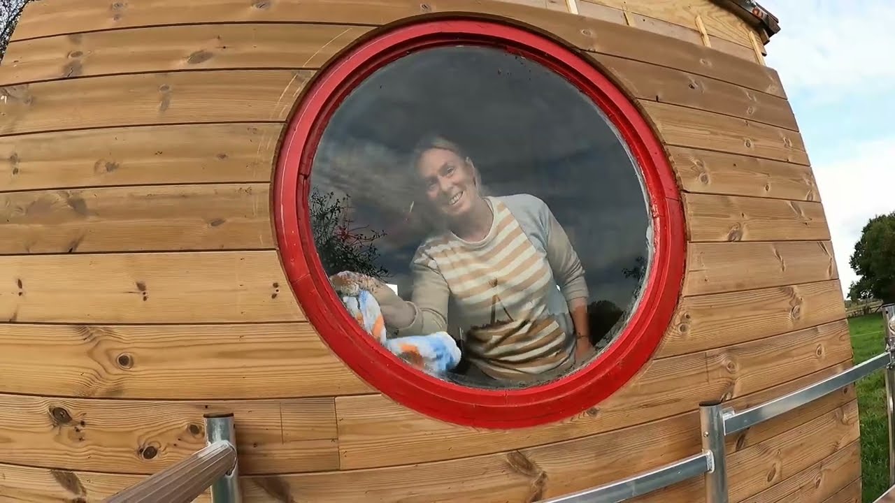 DE ARK93 We werken de buitenkant van de pipowagen af