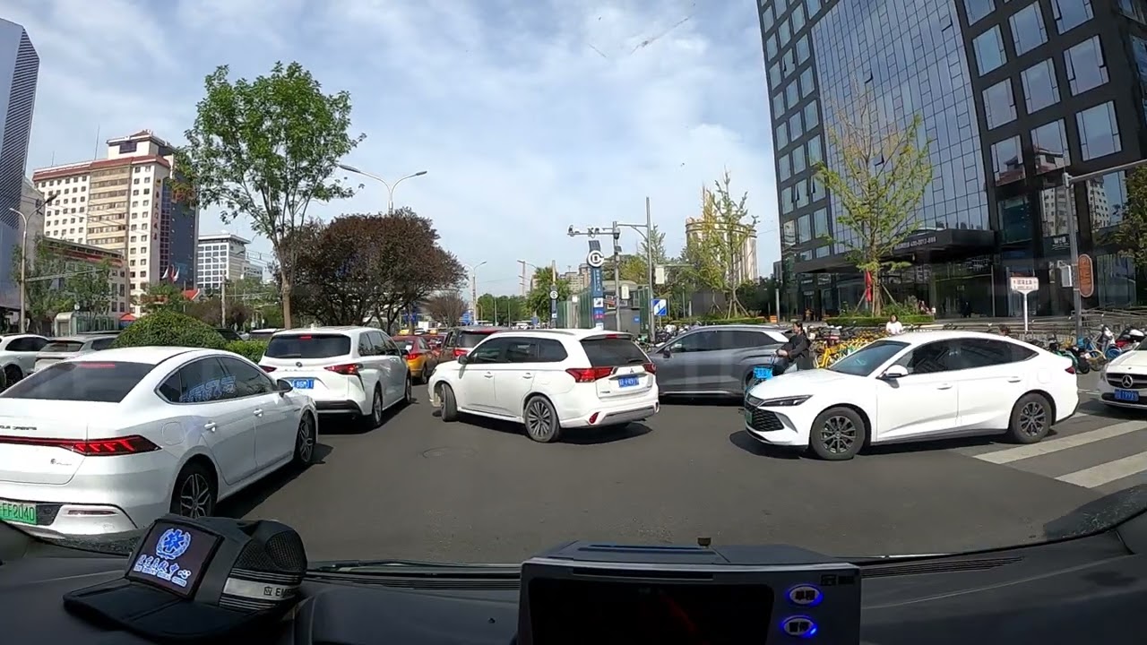 Urgent rush to OHCA scene on Chang'an street