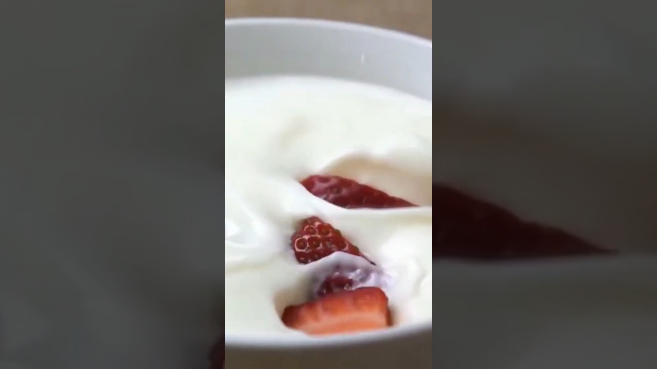 How to Make a Strawberry & Banana Smoothie with Yogurt 🍓🍌 &ndash; Quick, Healthy & Irresistibly Creamy!