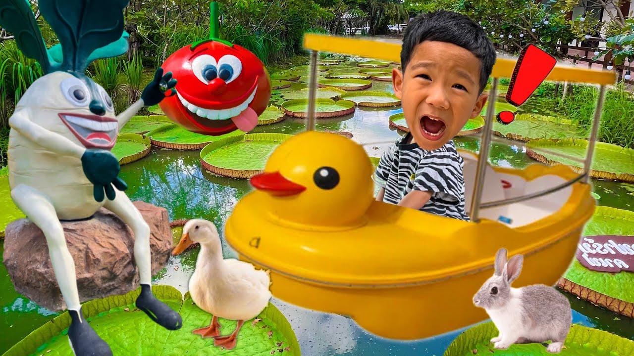 นั่งเรือถีบเป็ด เรือรถตำรวจ กินผักผลไม้ยักษ์ ดูรถแม็คโคร รถตักดิน เป็ด กระต่าย | พี่โฟล์คและน้องแฝด
