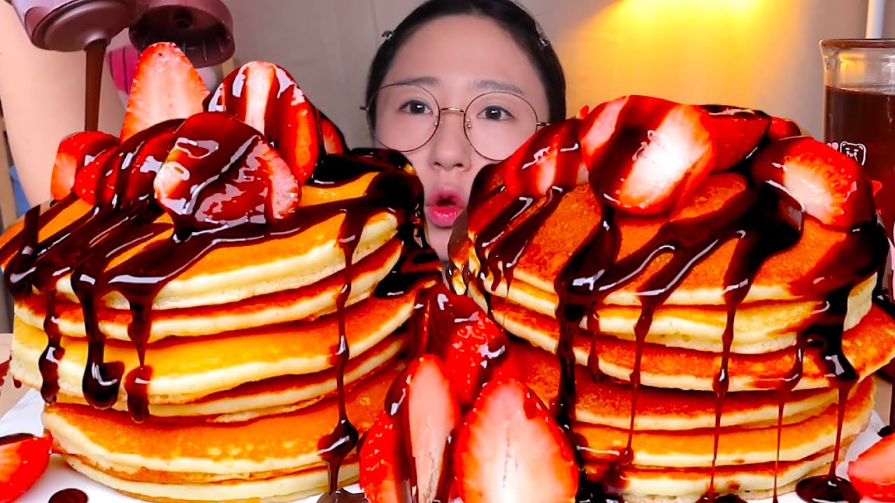 초코시럽 잔뜩 뿌려먹는 딸기 팬케이크🥞 디저트 먹방 Dessert Mukbang