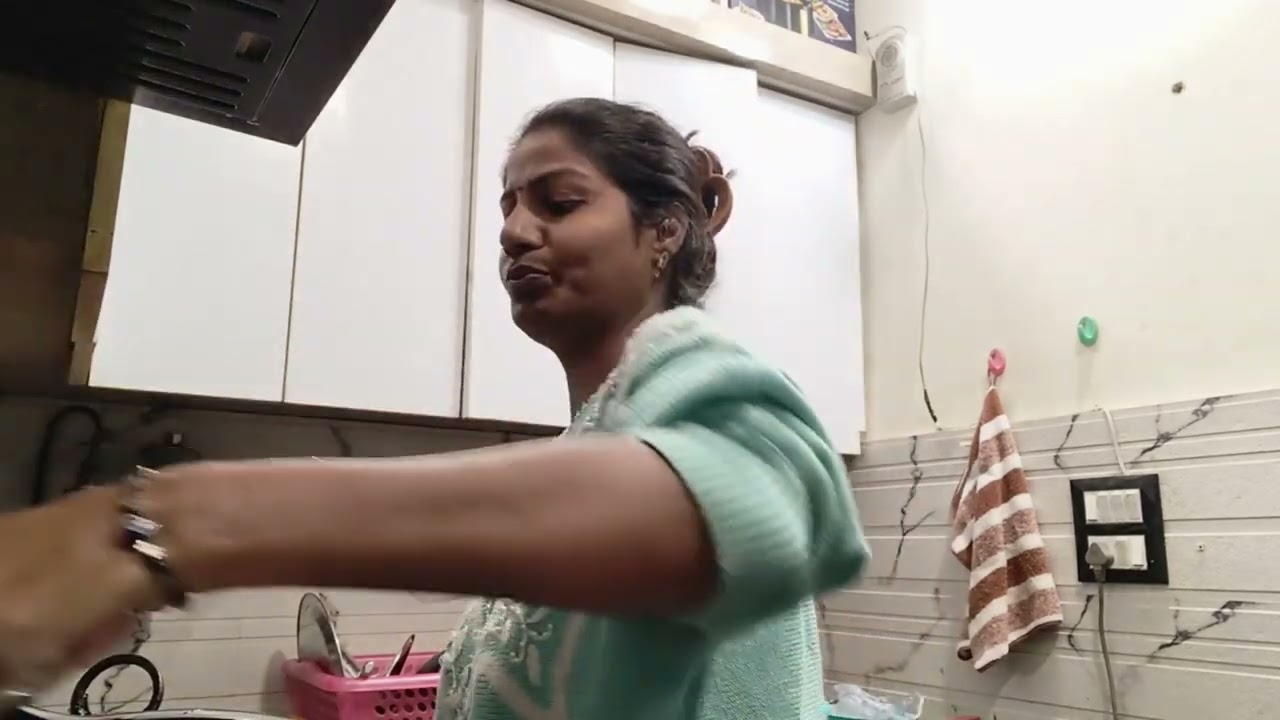 Aaj jakar khatm hue ghar ke kaam