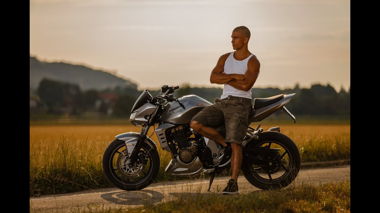 Fotografie Mann mit Motorrad bei Sonnenuntergang - Making Of