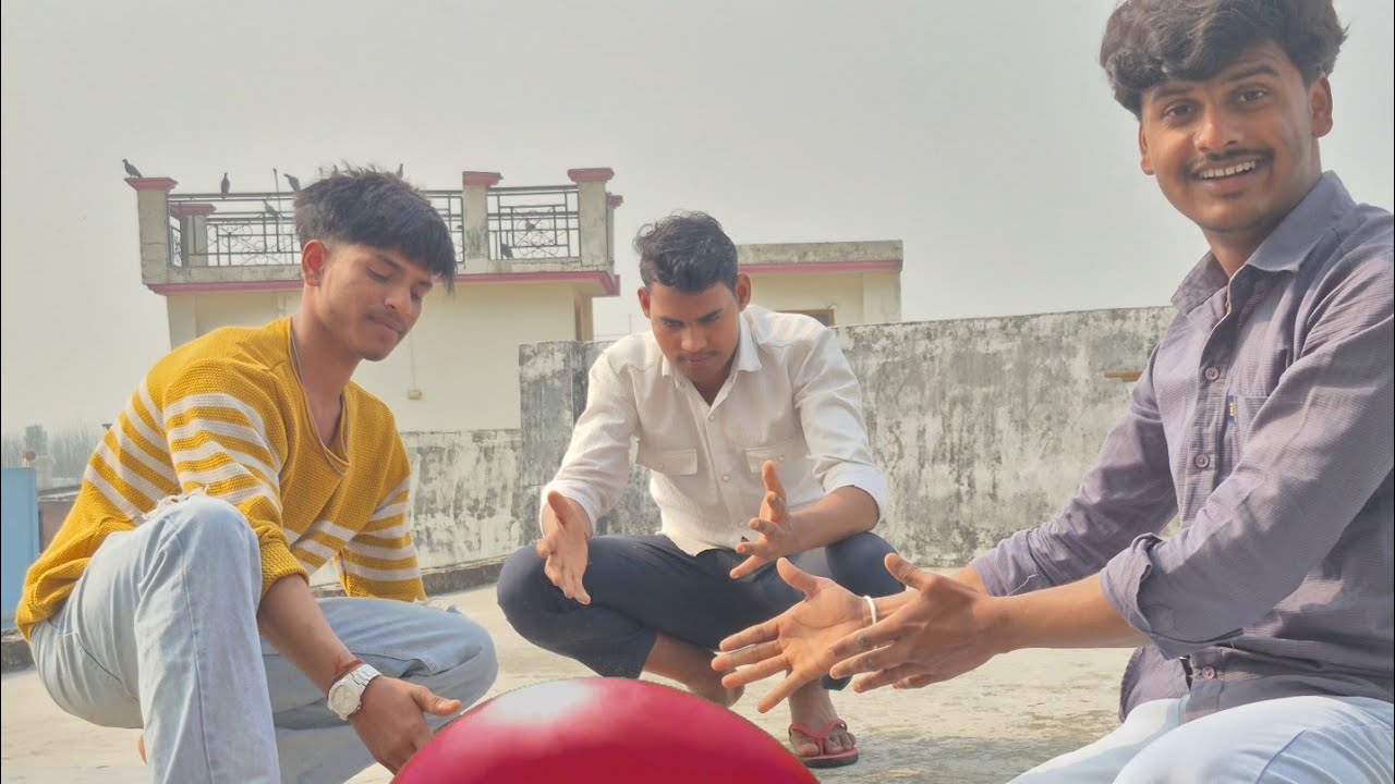 We filled a large balloon with water. हमने बड़े गुब्बारे में पानी भरा @CrazyXYZ #experiment #crazy 