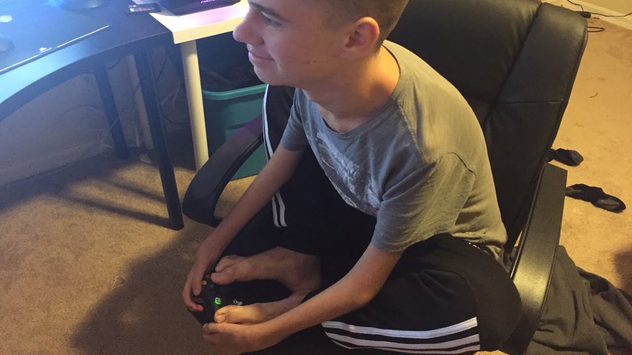 HE PLAYS CALL OF DUTY WITH HIS FEET...