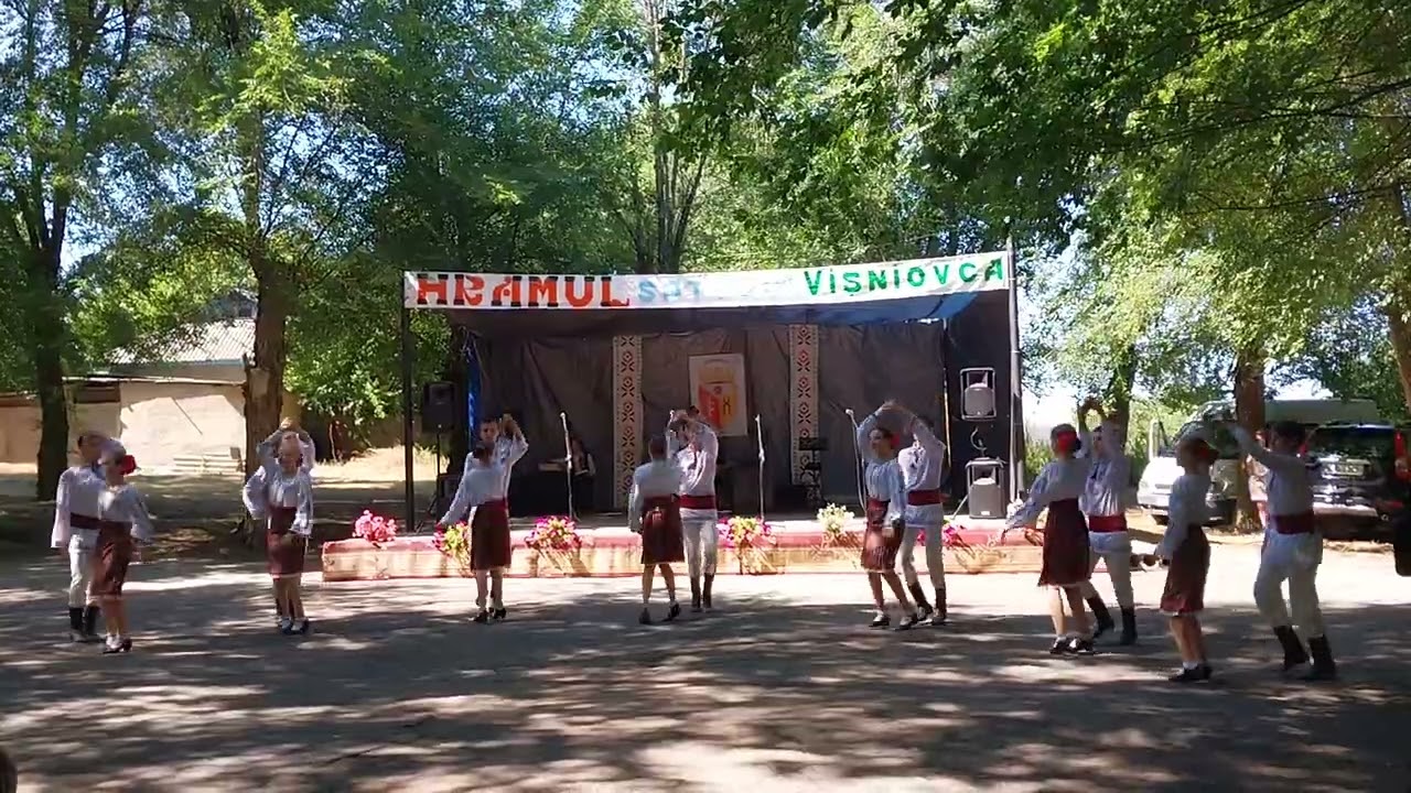 Ansamblul de dansuri populare ,,Mocăncuţa