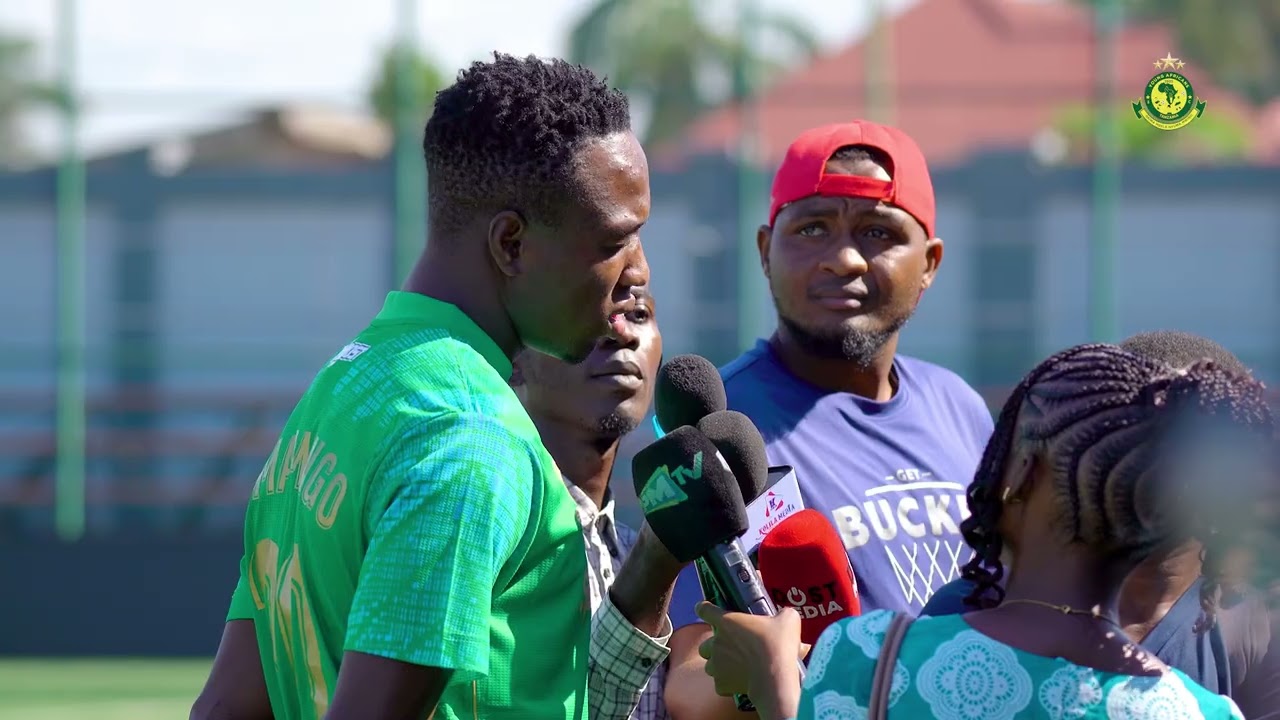 WACHEZAJI WALIVYOFANYA MAHOJIANO NA WAANDISHI WA HABARI KABLA YA MAZOEZI