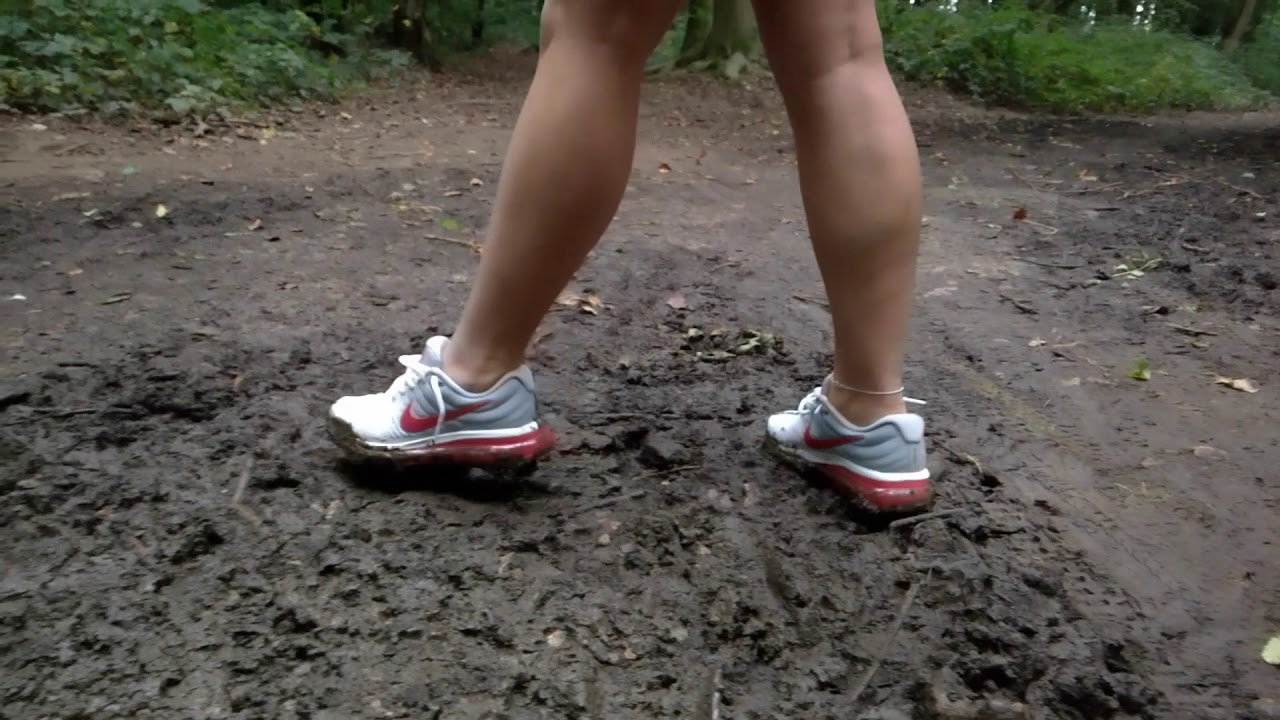 Her muddy run in Nike Airmax 2017