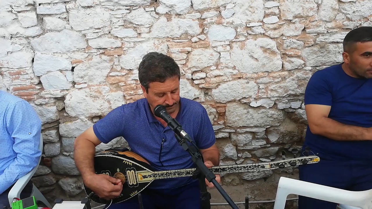 DEMİRCİ'DE SINDIRGI'LI KARDEŞLER TÜRKÜ SÖYLÜYOR..