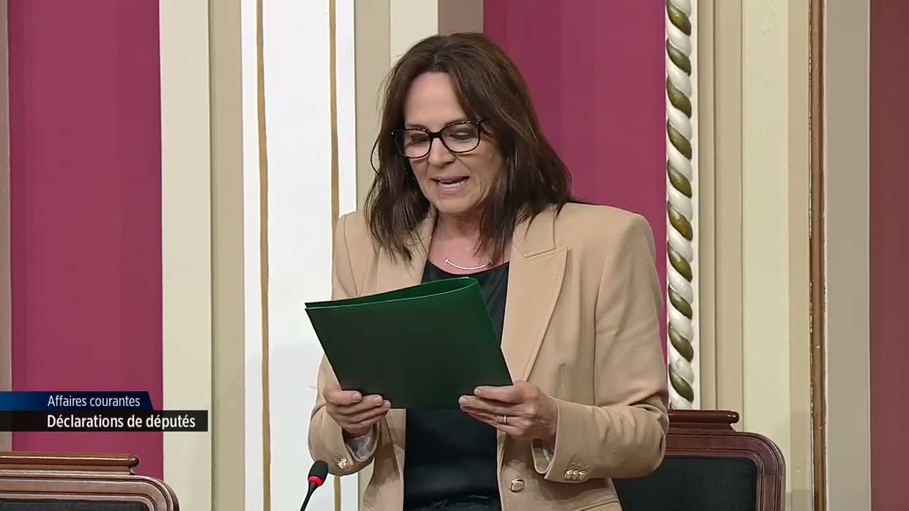 J'ai remis la M&eacute;daille de la D&eacute;put&eacute;e &agrave; Ra&ocirc;ul Duguay, un g&eacute;ant de notre culture.
