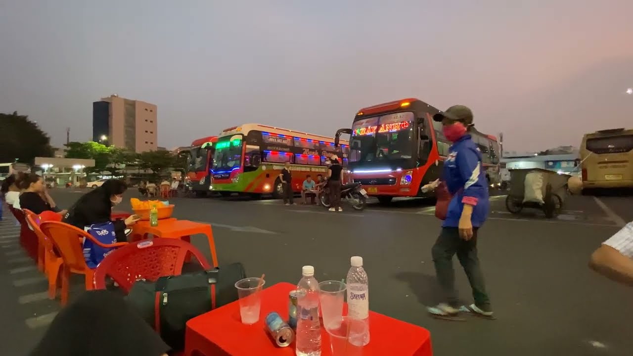 Trải Nghiệm Đi Xe Giường Nằm Từ Bến Xe Miền Đông | Vietnam Sleeper Ride Experience