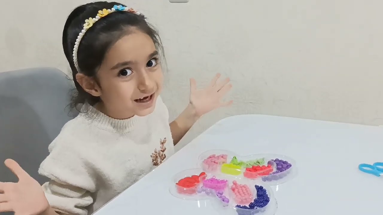 YÜSRA RENKLİ BONCUKLARLA KOLYE VE BİLEKLİK YAPIYOR | YAPTIĞI KOLYESİNİ BEĞENMEDİ|!!!