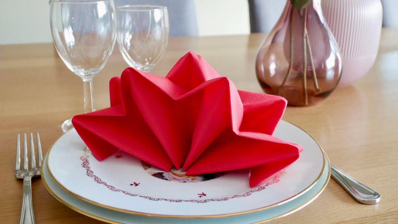Épatez vos convives : Réalisez un pliage de serviette en étoile qui fera sensation pour les fêtes !
