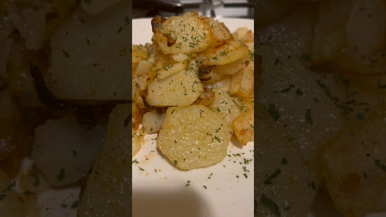 Домашний жареный лук и картофель