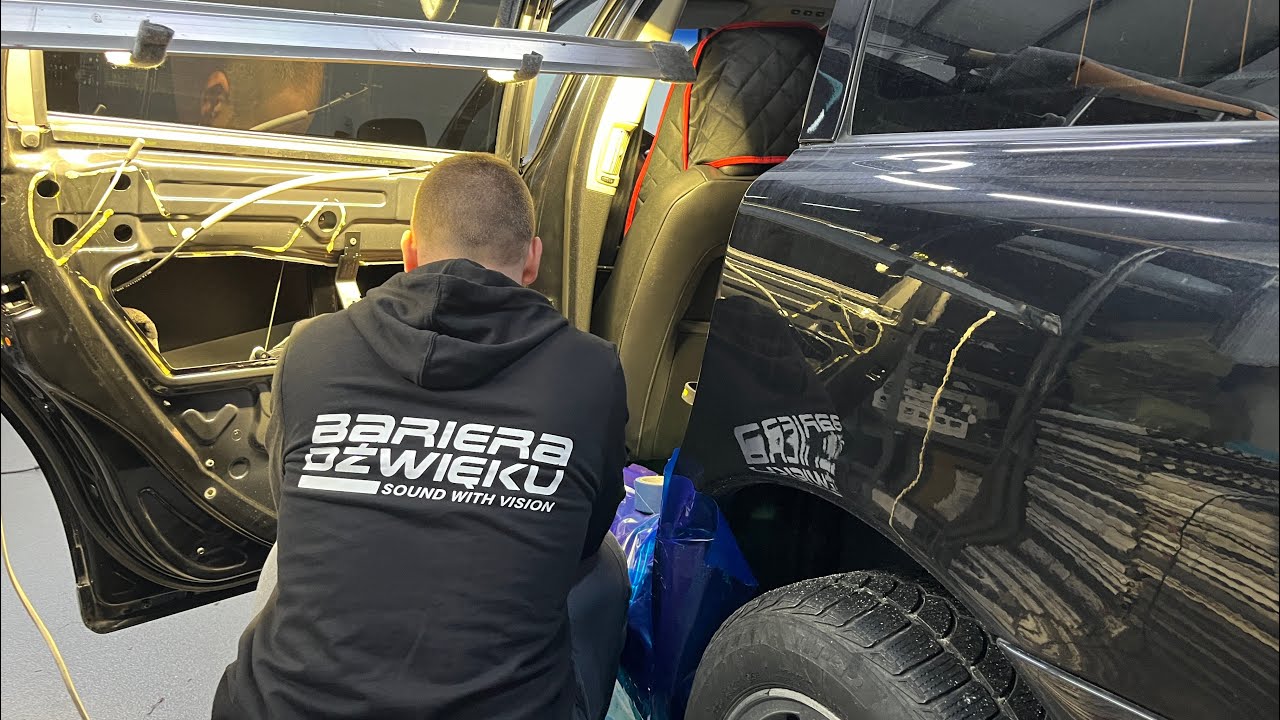Wygłuszanie drzwi w Volvo V70 + montaż głośnik&oacute;w Helix. Za kulisami Bariery Dźwięku
