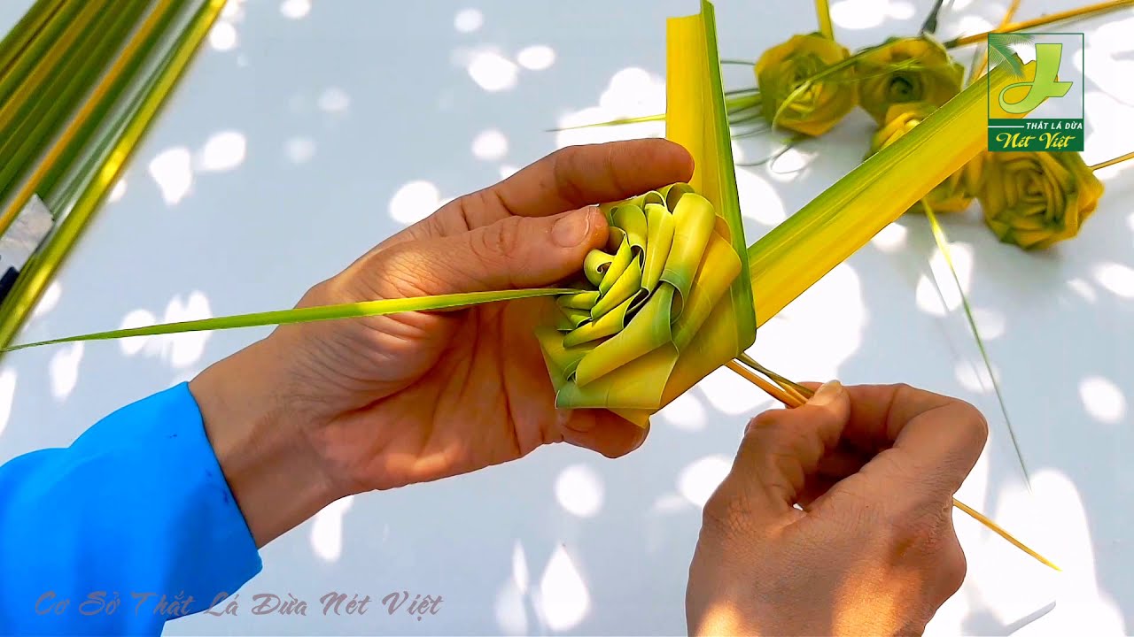 Hướng Dẫn Thắt Hoa Lá Dừa (2 lá) [How to make rose with coconut leaves]