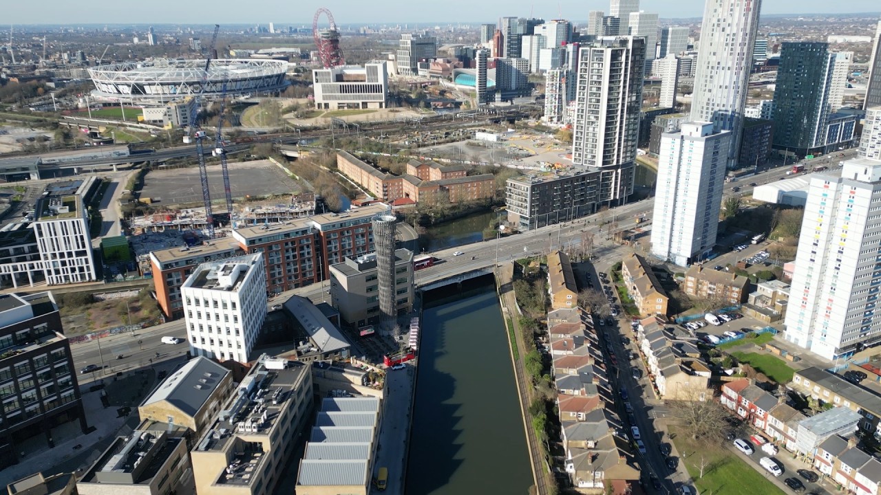 Sunny Drone Footage in Stratford, London (DJI Mini 3 Pro)