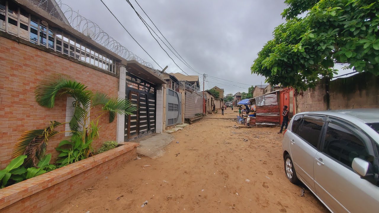 👉RDC/KINSHASA/PRIX:18 000$ À DISCUTER/PARCELLE DÉJÀ BIEN CLÔTURÉE AVEC PORTAIL ET HANGAR HABITABLES.