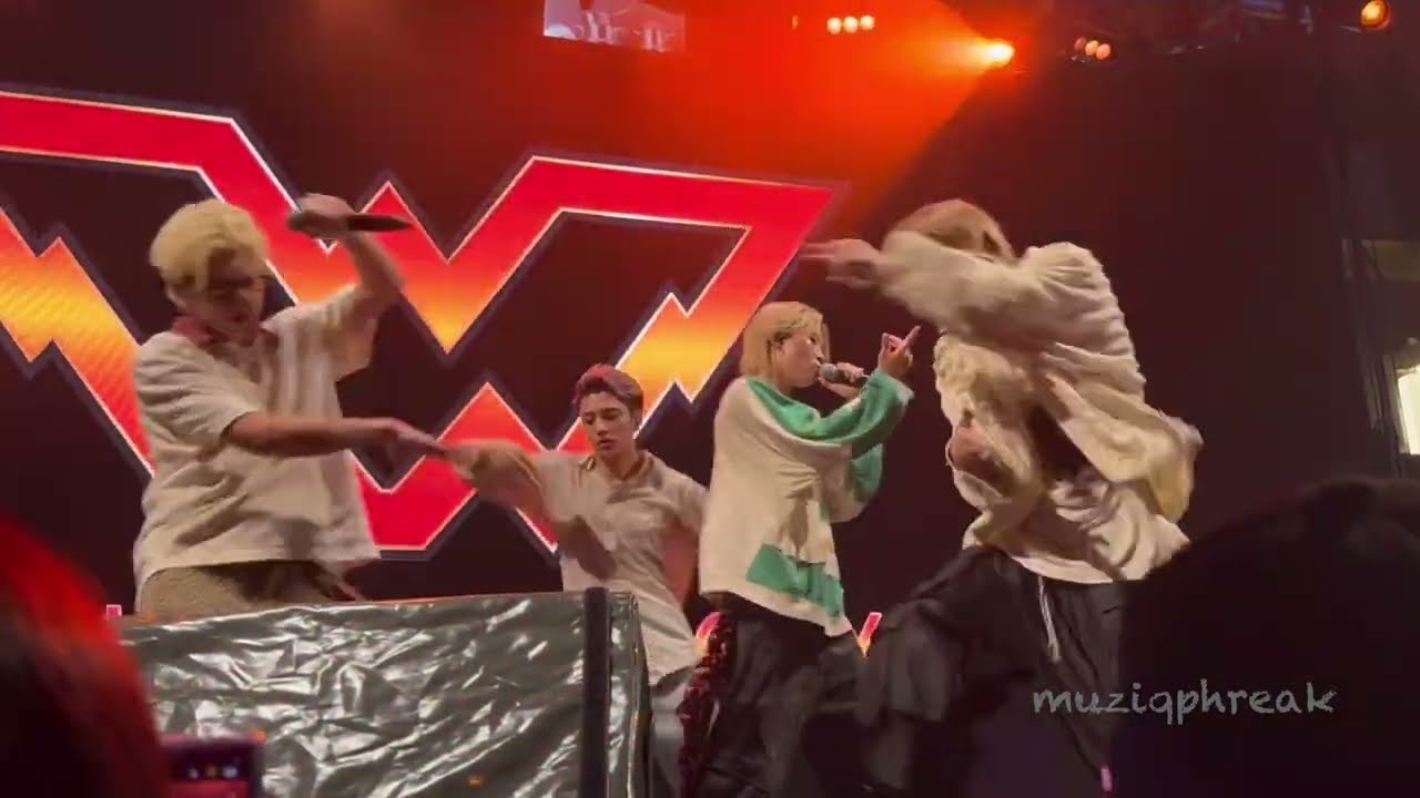 Love Triangle & Bossa Bosa - Wolf Howl Harmony (Avex Night Singapore 251002)