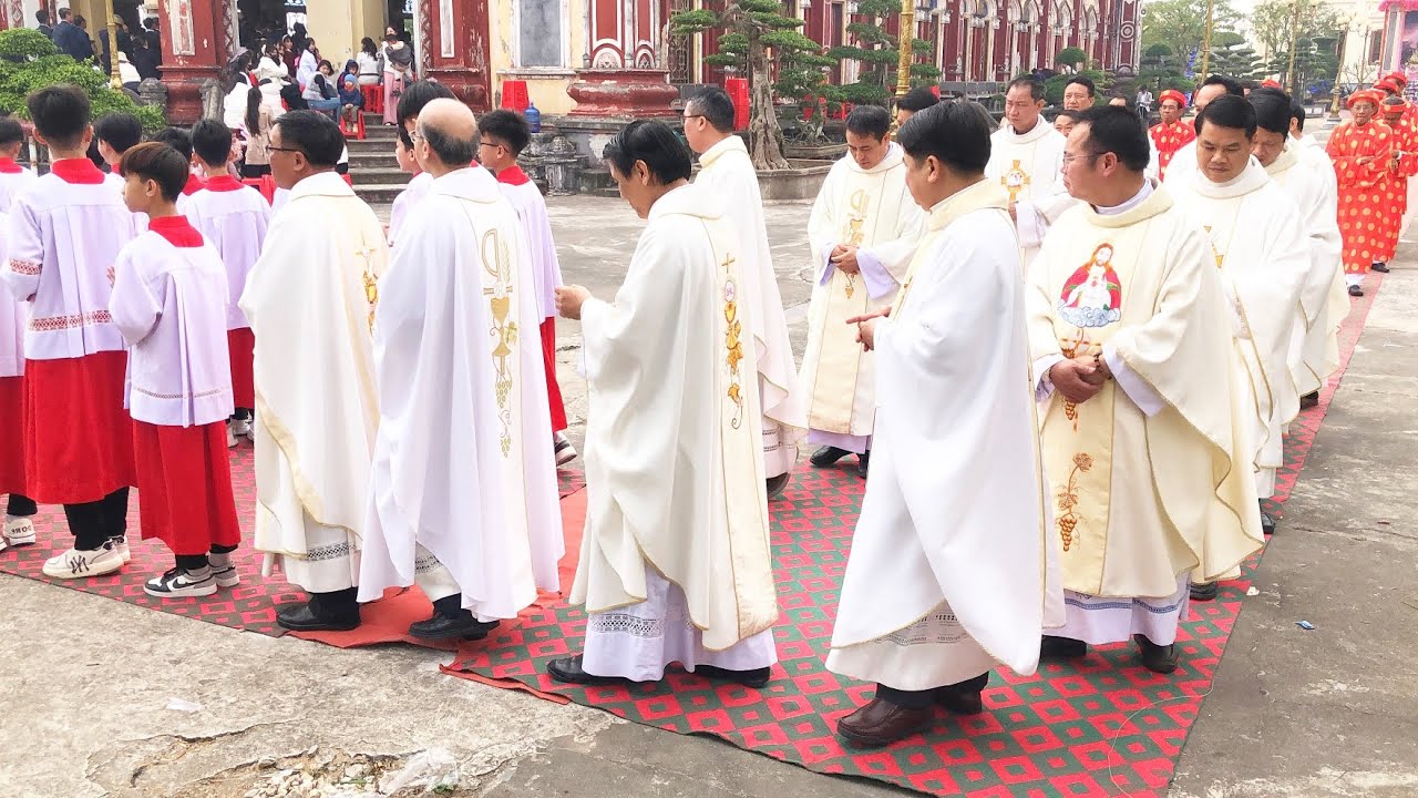 Đón Đoàn Lễ Nghi Vào Dâng Thánh Lễ Đồng Tế Tại Nhà Thờ Giáo Xứ Tang Điền Giáo Phận Bùi Chu 