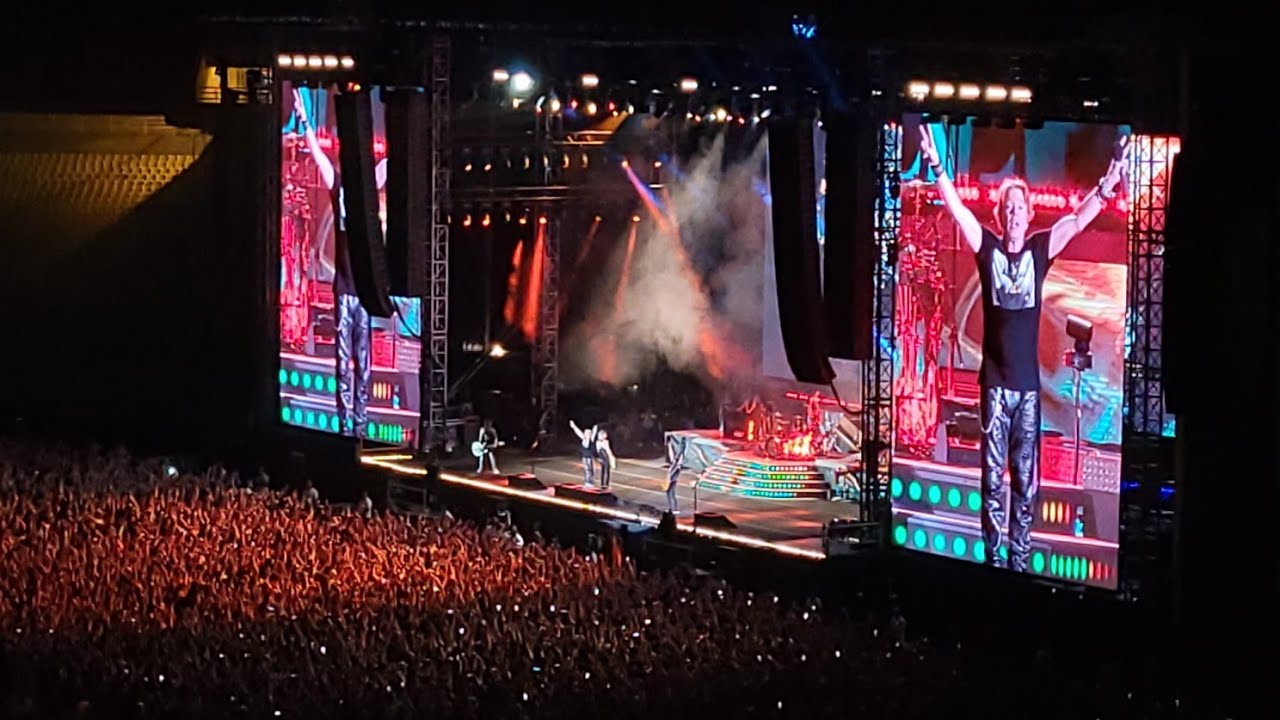 GUNS N ROSES - Paradise City (The Greek crowd sings happy birthday to Slash) live @ OAKA/Athens 2023