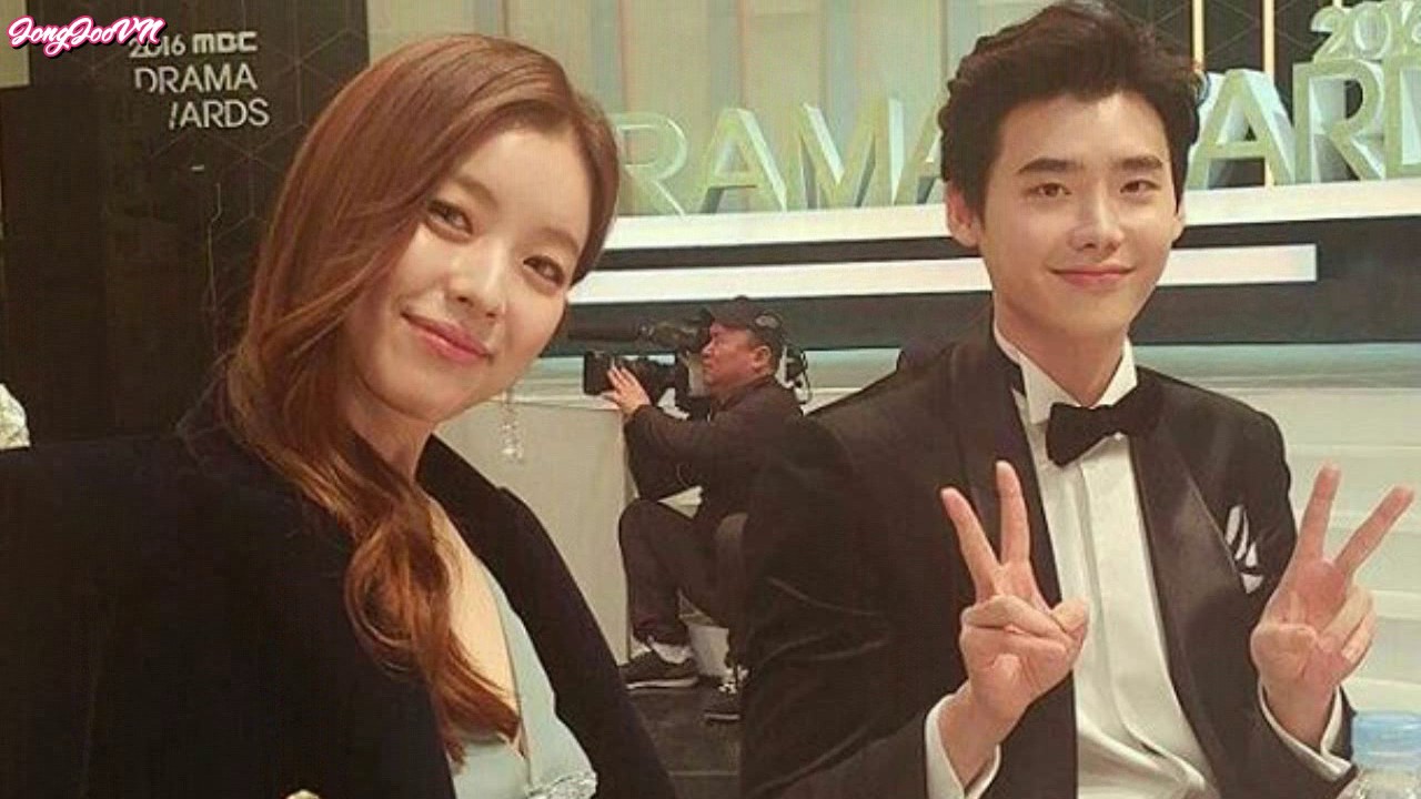 Lee Jong Suk x Han Hyo Joo - JongJoo Couple Moment at MBC Awards 2016 Part 1
