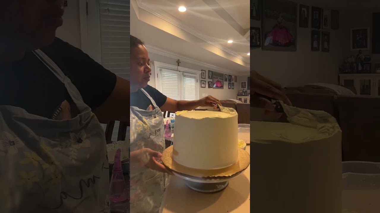 Preparando un pastel de chocolate con relleno de oreo