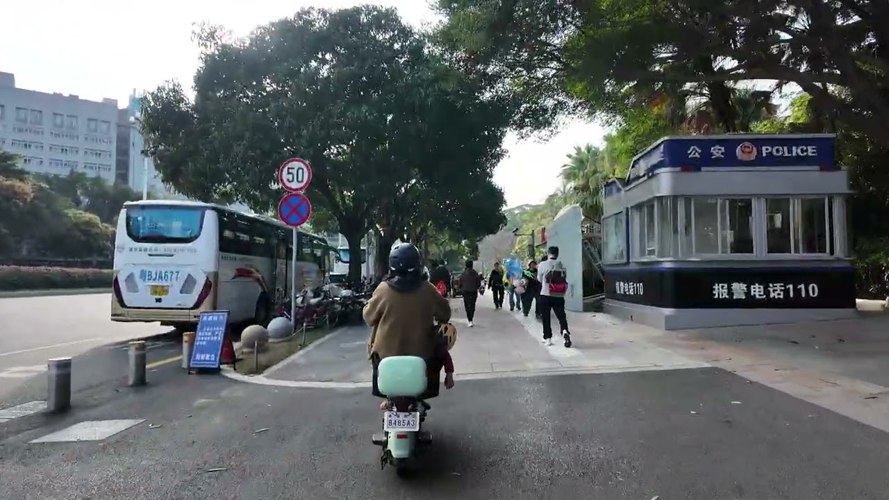 Жизненный монолог на скутере в центре Шэньчжэня 