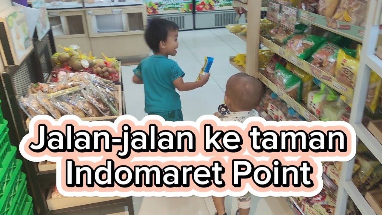 Serunya jajan dan jalan-jalan ke indomaret point yang ada taman rumput hijau