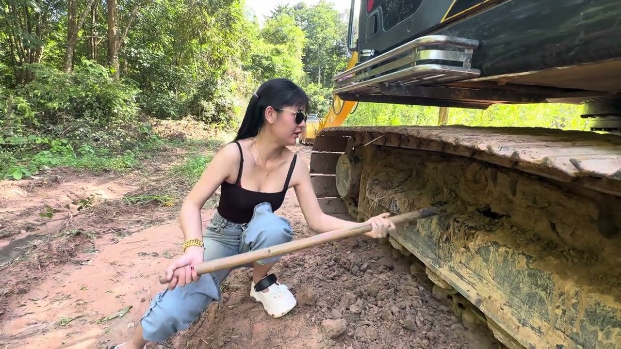 ว่าจะแวะมาดูรถเฉยๆพอมาเห็นสภาพแม็กโครแล้วอดแซะดินออกจากแท็กไม่ได้😂 #น้ำฝนดั้มซิ่ง 