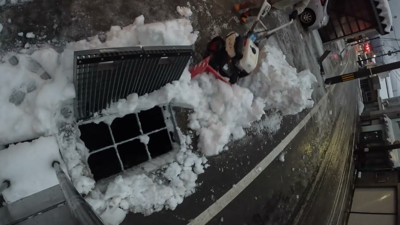 流雪溝にSG802s (ハンドル補強済み 排土板式)使って重たい雪を只、放り込むだけの動画.....人口5千人！？過疎の町、老人達の朝のルーティン　R8 01 16