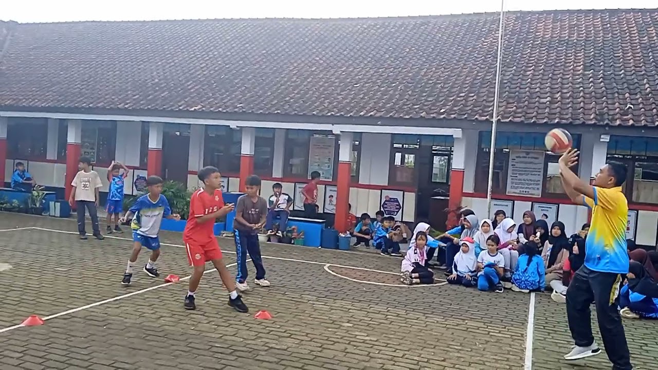 Latihan variasi passing bawah 3 orang sd