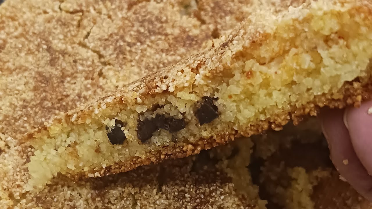 Galette de semoule aux olives noires grecque et yaourt nature à la grecque. 